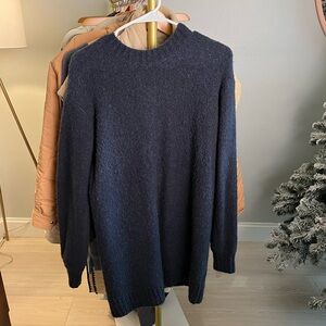 Lovers and friends sweater dress size extra small, but fits like a small.